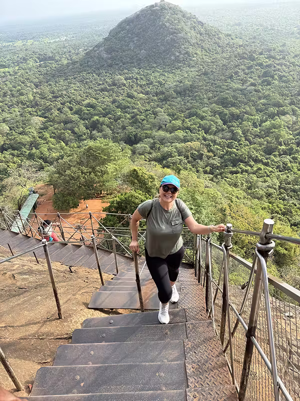 SIGIRIYA ROCK climb Alma on steps