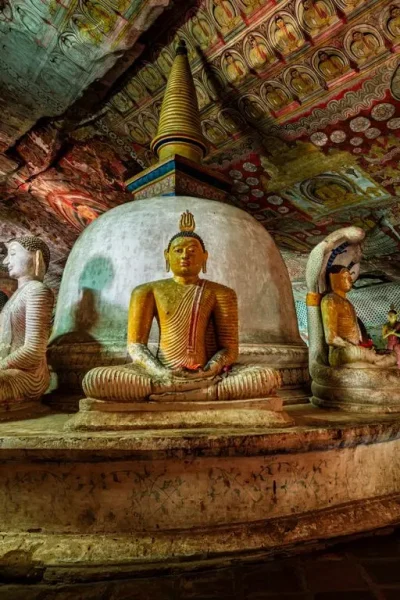 ANDURADHAPURA Dambulla Caves AK