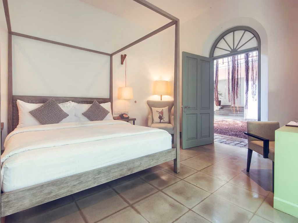 FORT BAZAAR bed modern four poster