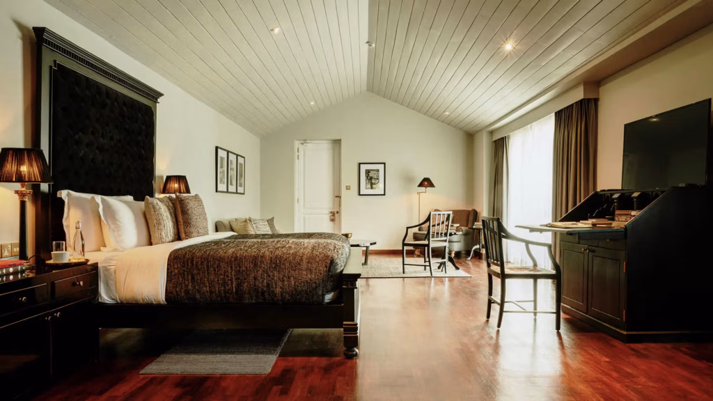 W15 HATHANA ESTATE bedroom desk view